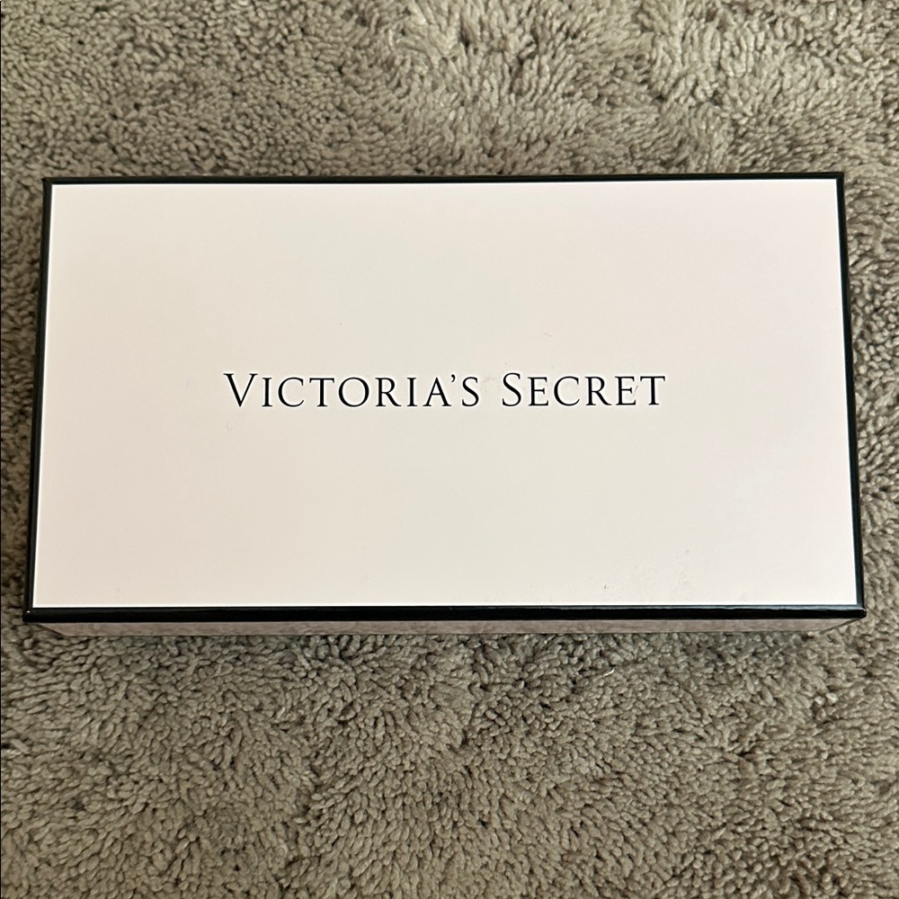 Victoria's Secret Jewelry Carry Case. Great for traveling! New!